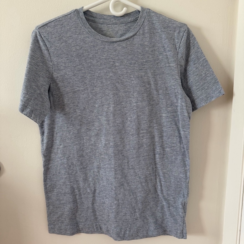 H&M men’s basic tee (size small)